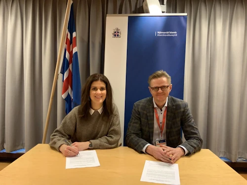 Þórdís Kolbrún Reykfjörð Gylfadóttir utanríkisráðherra og Ragnar Schram, framkvæmdastjóri SOS Barnaþorpanna á Íslandi.