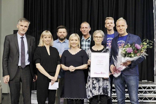Lilja Alfreðsdóttir mennta- og menningarmálaráðherra ásamt aðstandendum þáttaraðarinnar Fjársjóður framtíðar sem hlaut viðurkenningu Rannís fyrir vísindamiðlun.