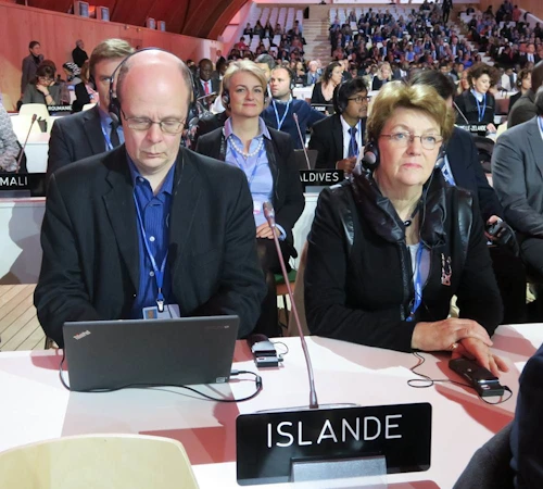 Ráðherra og samninganefnd Íslands hlýða á kynningu Fabiusar
