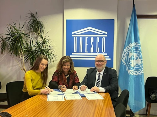 Við undirritun yfirlýsingu um samstarf milli Íslands og UNESCO um að koma á fót alþjóðlegum samstarfsvettvangi sem mun stuðla að fjölbreytni á sviði menningar og tungumála í gervigreind