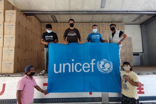 Starfsmenn og samstarfsaðilar UNICEF með hjálpargögn fyrir Filippseyjar. Ljósmynd: UNICEF