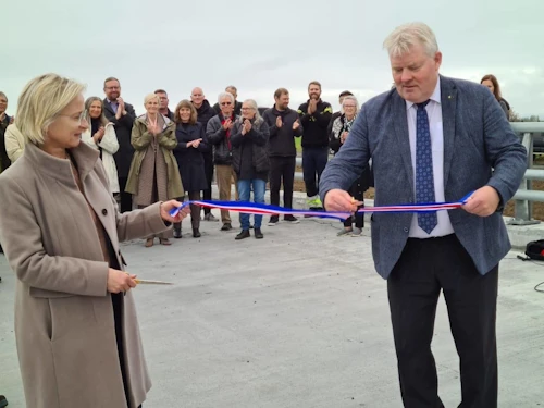 Sigurður Ingi Jóhannsson, samgöngu- og sveitarstjórnarráðherra, og Bergþóra Þorkelsdóttir, forstjóri Vegagerðarinnar, að lokinni borðaklippingu.