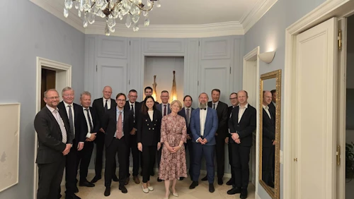 Fulltrúar NB8 ríkjanna funduðu um árlega efnahagsspá OECD í íslenska embættisbústaðnum í París