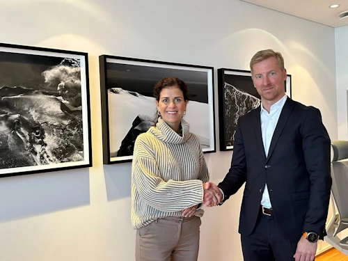 Þórdís Kolbrún Reykfjörð Gylfadóttir utanríkisráðherra og Sveinn Sölvason forstjóri Össurar handsala samninginn.