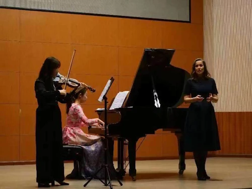 Hlín Pétursdóttir Behrens, Lin Wei og Qin Yu á tónleikum í Peking.