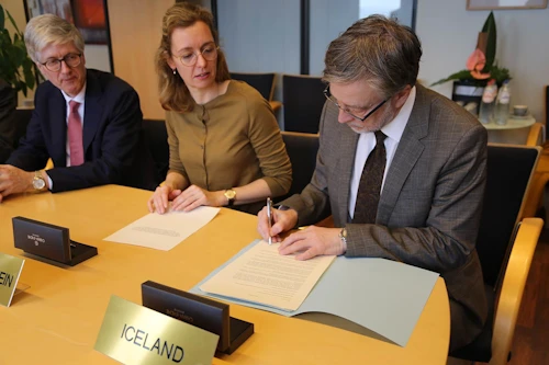 Gunnar Pálsson, sendiherra Íslands í Brussel, áritar samninginn fyrir Íslands hönd. 