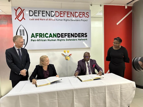 Hildigunnur Engilbertsdóttir, forstöðumaður sendiráðs Íslands í Kampala, og Hassan Shire, framkvæmdastjóri DefendDefenders undirrituðu samninginn. Auk þeirra eru á myndinni Sveinn H. Guðmarsson, verkefnastjóri í sendiráði Íslands í Kampala, og Memory Bandera Rwampwanyi hjá DefendDefenders.