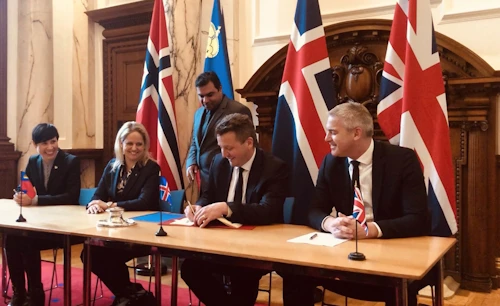 Utanríkisráðherrar Noregs, Liechtenstein og Íslands ásamt útgöngumálaráðherra Bretlands við undirritun samningsins.