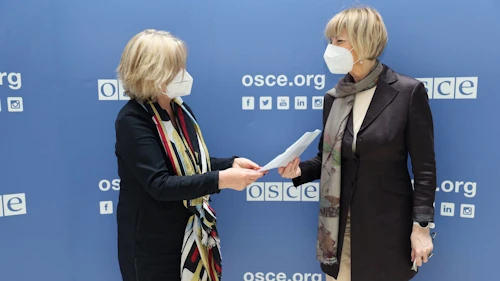 Kristín afhendir Helgu Maria Schmid framkvæmdastjóra Öryggis- og samvinnustofnunar Evrópu (ÖSE) fulltrúabréf sitt.