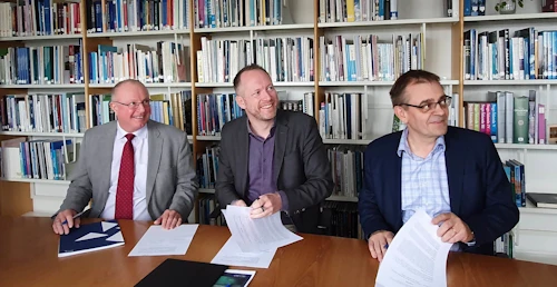 Frá undirrituninni í dag, f.v. Árni Snorrason, forstjóri Veðurstofu Íslands, Guðmundur Ingi Guðbrandsson, umhverfis- og auðlindaráðherra og Sigurður Guðjónsson, forstjóri Hafrannsóknarstofnunar. 