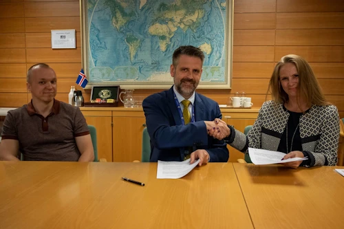 Martin Eyjólfsson ráðuneytisstjóri utanríkisráðuneytisins ásamt Sigurbjörgu Jónsdóttur og Ægi Þór Steinarssyni frá RetinaRisk við undirritunina.
