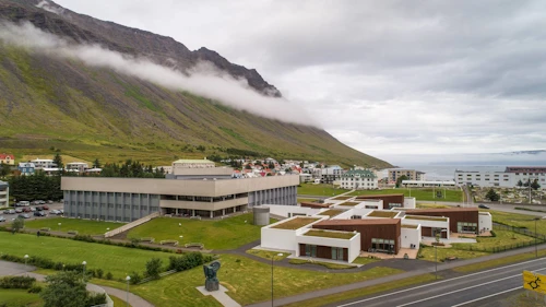 Hjúkrunarheimilið Eyri og Sjúkrahúsið á Ísafirði í bakgrunni