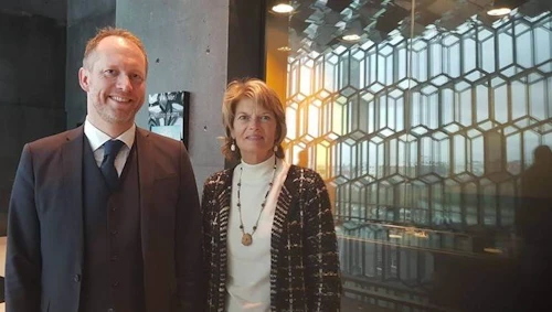 Guðmundur Ingi Guðbrandsson, umhverfis- og auðlindaráðherra og Lisa Murkowski, formaður orkumálanefndar bandaríska þingsins áttu fund á Hringborði norðurslóða.