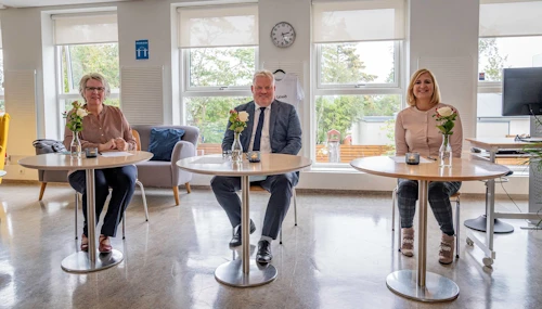 Elsa. B. Friðfinnsdóttir, skrifstofustjóri í heilbrigðisráðuneytinu, Sigurður Ingi Jóhannsson, samgöngu- og sveitarstjórnarráðherra og Erna Magnúsdóttir, forstöðukona Ljóssins við undirritun samningsins.