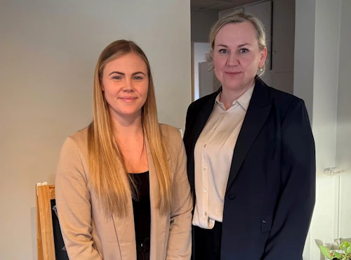Sandra Valsdóttir, verkefnastýra Kvennaathvarfsins á Akureyri með Þorbjörgu Sigríði Gunnlaugsdóttur dómsmálaráðherra.