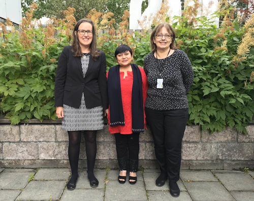 Eftir undirritun samningsins, t.f.v. María Erla Marelsdóttir skrifstofustjóri þróunarsamvinnuskrifstofu, Indu Ahluwalia frá WHO og Þórdís Sigurðardóttir deildarstjóri mannúðarmála í ráðuneytinu.