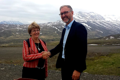 Glerárdalur friðlýstur Sigrún Magnúsdóttir, umhverfis- og auðlindaráðherra og Eiríkur Björn Björgvinsson, bæjarstjóri á Akureyri, handsala friðlýsinguna.