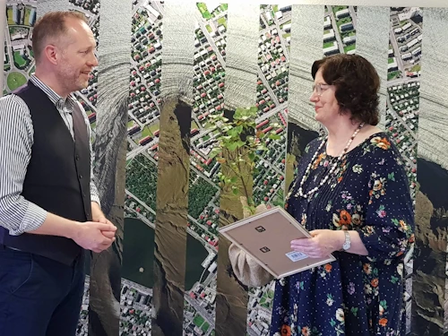 Guðmundur Ingi Guðbrandsson, umhverfis- og auðlindaráðherra, afhendir Ólafíu Jakobsdóttur Náttúruverndarviðurkenningu Sigríðar í Brattholti.