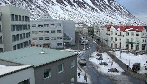 Götumynd með húsum frá ólíkum tímum. Aðalstræti og Hafnarstræti á Skutulsfjarðareyri. 