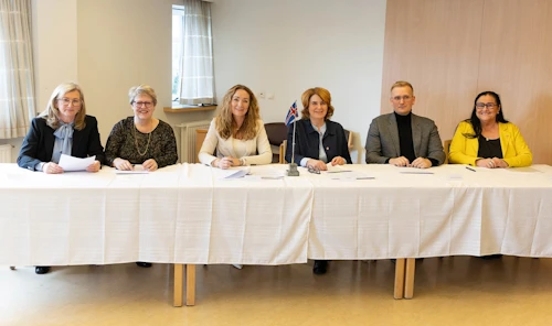Við undirritunina í dag. Alma Möller, heilbrigðisráðherra, Sigríður Dóra Magnúsdóttir, forstjóri Heilsugæslu höfuðborgarsvæðisins, Eybjörg Helga Hauksdóttir, forstjóri hjúkrunarheimilisins Eirar, Regína Ásvaldsdóttir, bæjarstjóri Mosfellsbæjar, Elmar Hallgríms Hallgrímsson sviðsstjóri samningasviðs Sjúkratrygginga Íslands og Inga Sæland, félags- og húsnæðismálaráðherra.