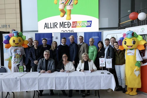 Ráðherrarnir Inga Sæland, Alma Möller og Guðmundur Ingi Kristinsson ætla að veita 60 milljónum króna til að auka þátttöku fatlaðra barna og ungmenna í íþróttum. Þau undirrituðu viljayfirlýsingu þess efnis á „Allir með-leikunum“. Með þeim á myndinni eru Willum Þór Þórsson, forseti ÍSÍ, Jóhann Steinar Ingimundarson, formaður UMFÍ, Þórður Árni Hjaltested, formaður Íþróttasambands fatlaðra, allir aðstandendur verkefnisins og Sóli og Sóla sem eru lukkudýr Allir með-leikanna.