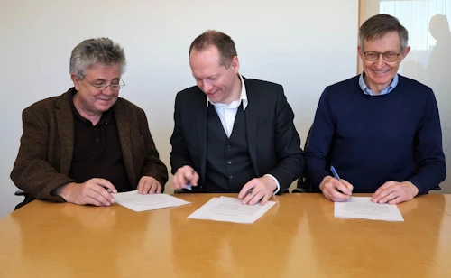 Frá undirritun samningsins. F.v. Jón Gunnar Ottósson, forstjóri Náttúrufræðistofnunar Íslands, Guðmundur Ingi Guðbrandsson, umhverfis- og auðlindaráðherra og Ólafur G. Flóvenz, forstjóri ÍSOR.