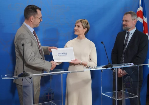 Kristrún Frostadóttir forsætisráðherra og Daði Már Kristófersson fjármála- og efnahagsráðherra taka við tillögum hagræðingarhóps ríkisstjórnarinnar frá Birni Inga Victorssyni formanni hagræðingarhópsins í mars síðastliðnum