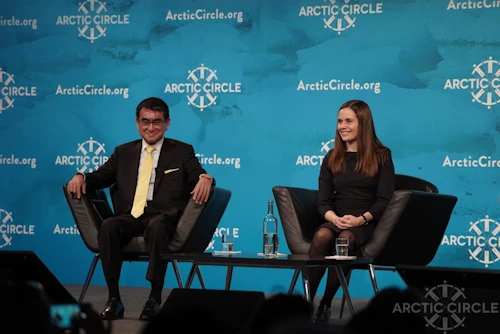 H.E. Taro Kono, Minister of Foreign Affairs of Japan and Prime Minister Jakobsdóttir discussing Arctic policy and climate change