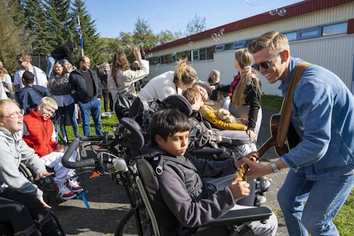Jón Jónsson, tónlistarmaður, lék nokkur lög fyrir gesti og gangandi.
