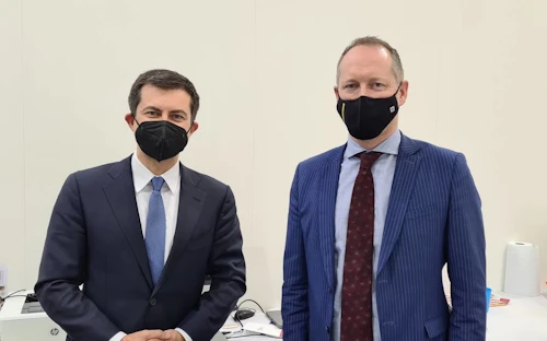 Guðmundur Ingi Guðbrandsson, umhverfis- og auðlindaráðherra, og Pete Buttigieg, samgönguráðherra Bandaríkjanna.