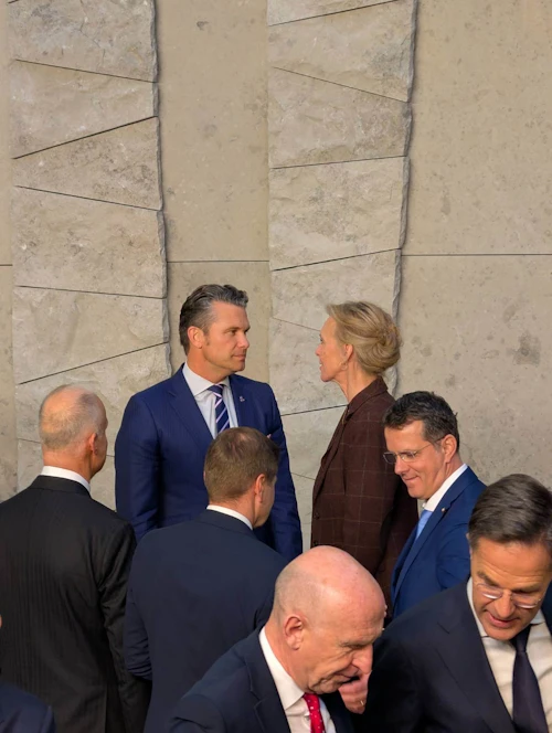 Þorgerður Katrín Gunnarsdóttir utanríkisráðherra ræðir við Pete Hegseth, varnarmálaráðherra Bandaríkjanna.