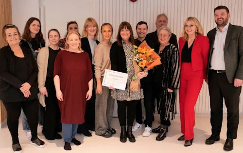Frá vinstri: Thelma B. Brynjólfsdóttir, Súsanna Gestsdóttir, Sigríður Gunnarsdóttir, Brynhildur Guðmundsdóttir, Birna G. Björnsdóttir, María Kristjánsdóttir, Kalina Klopova og Kristín Árnadóttir skólastjóri fyrir miðju, Haraldur F. Gíslason f.h. FL, Þorvar Hafsteinsson f.h. Heimilis og skóla, Ásta M. Björnsdóttir f.h. FSL, Heiða B. Hilmisdóttir f.h. SNS og Ásmundur Einar Daðason, mennta- og barnamálaráðherra