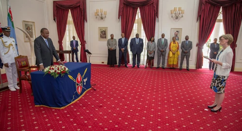 Unnur Orradóttir Ramette sendiherra afhendir Uhuru Muigai Kenyatta, forseta Kenía, trúnaðarbréf sitt sem sendiherra Íslands í landinu með aðsetur í Kampala. 