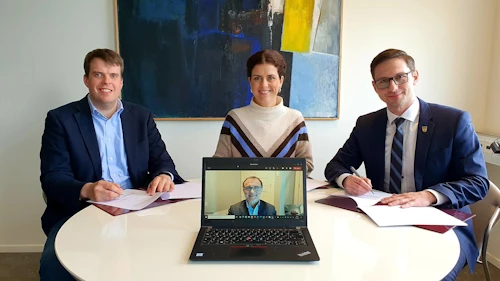 Jóhannes Þorleiksson, Þórdís Kolbrún Reykfjörð Gylfadóttir og Jakob Björgvin Jakobsson ásamt Jean-Paul Deveau. 