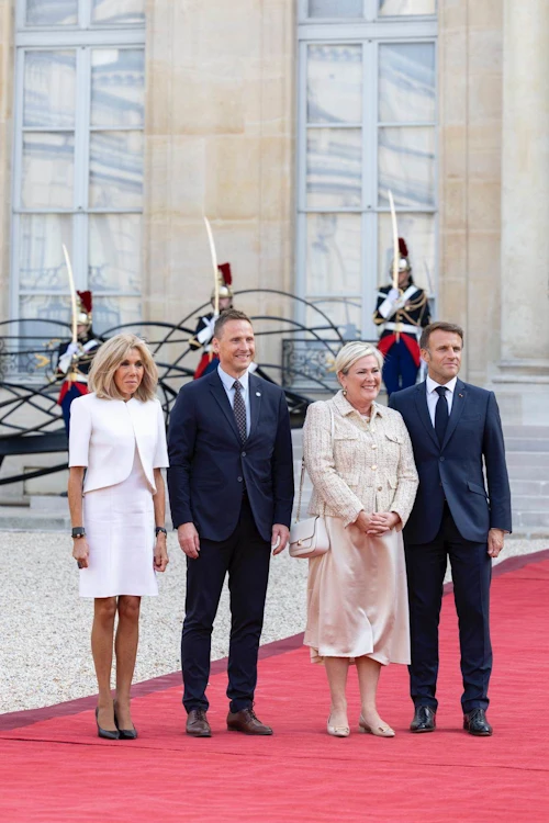 Frönsku og íslensku forsetahjónin við Elysée höll