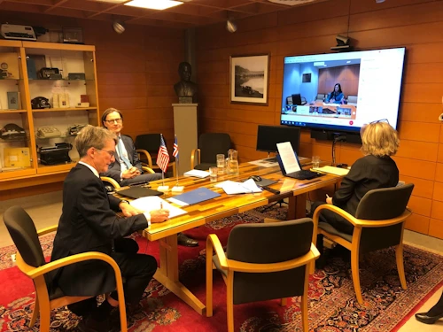 Nikulás Hannigan, skrifstofustjóri viðskiptaskrifstofu utanríkisráðuneytisins, undirritar sameiginlega minnisblaðið fyrir Íslands hönd.