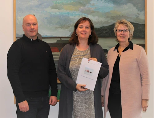 Svandís Svavarsdóttir heilbrigðisráðherra ásamt Viðari Magnússyni og Elsu B. Friðfinnsdóttur, formanni starfshópsins
