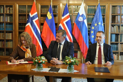 Helga Hauksdóttir, sendiherra Íslands gagnvart Slóveníu, við undirritunina, ásamt Aleksander Jevšek, ráðherra samheldni- og byggðaþróunarmála Slóveníu og Vegard Kaale, sendiherra Noregs gagnvart Slóveníu.