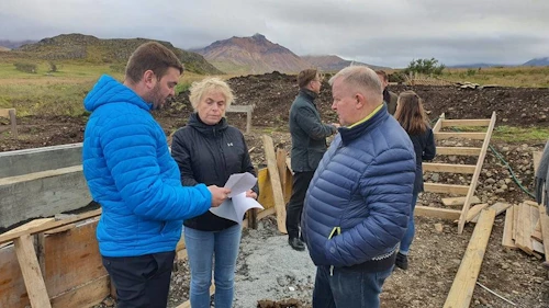 Ráðherra kynnir sér nýbygginguna á Borgarfirði Eystri. 