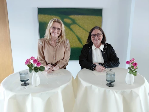 Inga Sæland ráðherra og Heiða Björg Hilmisdóttir borgarstjóri við undirritun samningsins í mennta- og barnamálaráðuneytinu í dag