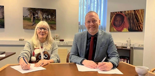 Vilborg Oddsdóttir, félagsráðgjafi hjá Hjálparstarfi Kirkjunnar, og Guðmundur Ingi Guðbrandsson, félags- og vinnumarkaðsráðherra, undirrita styrksamkomulagið. 