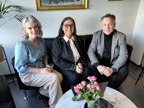 Inga Sæland, mennta- og barnamálaráðherra, skoðar nýjan miðlægan Nemendagrunn ásamt Jóni Birni Hákonarsyni, formanni Sambands íslenskra sveitarfélaga, og Þórdísi Jónu Sigurðardóttur, forstjóra Miðstöðvar menntunar og skólaþjónustu