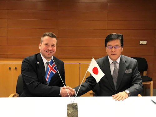 Guðlaugur Þór Þórðarson utanríkisráðherra og Yasuhiko Kitagawa sendiherra Japans á Íslandi undirrituðu samninginn í janúar. 