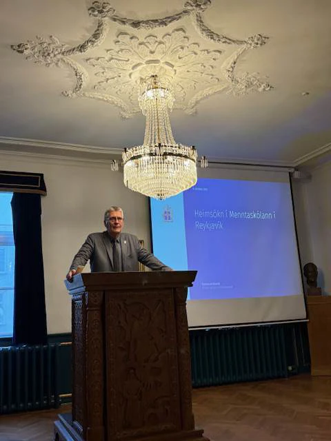 Guðmundur Ingi Kristinsson kynnir hugmyndir sínar um sameiginlega stjórnsýslu í framhaldsskólum í Menntaskóla Reykjavíkur