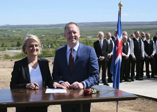 Guðmundur Ingi Guðbrandsson, umhverfis- og auðlindaráðherra og Sigríður Auður Arnardóttir ráðuneytisstjóri undirrituðu friðlýsinguna.
