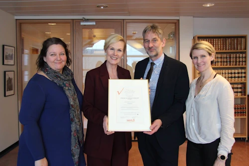 Við afhendinguna voru f.v.: Arndís Dögg Arnardóttir jafnréttisfulltrúi, Ragnhildur Hjaltadóttir ráðuneytisstjóri, Davíð Lúðvíksson úttektarmaður og Guðný Elísabet Ingadóttir mannauðsstjóri.