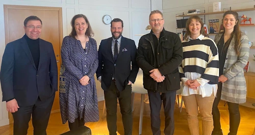 Við undirritun samnings. F.v. Pétur Þ. Óskarsson frkvstj. Íslandsstofu, Svandís Svavarsdóttir matvælaráðherra, Guðni Halldórsson form. Landssambands hestamannafélaga, Sveinn Steinarsson form. Félags hrossabænda, Jelena Ohm verkefnastjóri og Hrafnhildur Helga Guðmundsdóttir, stjórnarmaður í Félagi tamningamanna.