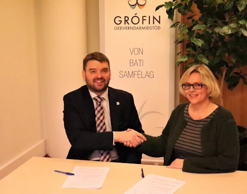 Ásmundur Einar Daðason, félags- og barnamálaráðherra, og Valdís Eyja Pálsdóttir, forstöðumaður Grófarinnar handsöluðu samninginn um helgina.