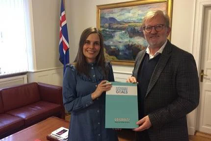 Forsætisráðherra með Árna Snævarr ritstjóra norræna fréttabréfs UNIRIC.