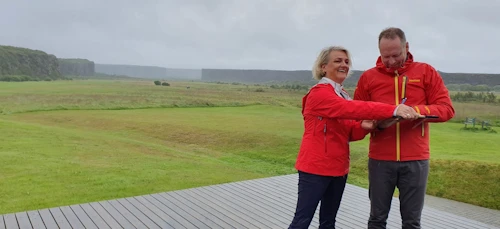 Guðmundur Ingi Guðbrandsson, umhverfis- og auðlindaráðherra og Sigríður Auður Arnardóttir, ráðuneytisstjóri undirrituðu friðlýsinguna við Gljúfrastofu í dag 